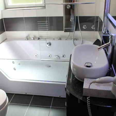 Apartamento In Mit Schoenem Balkon Schalkenmehren